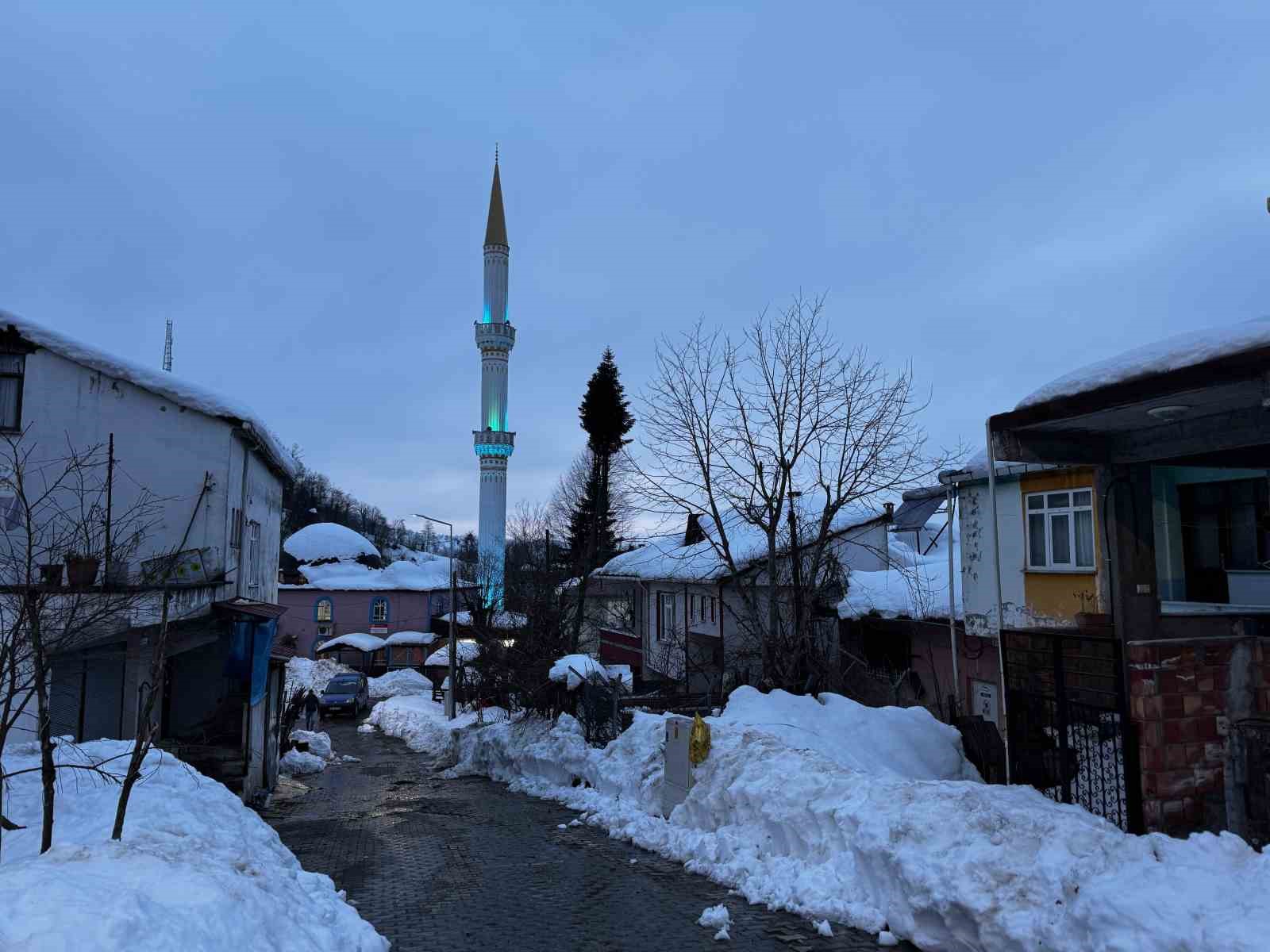 Bir adımla il değiştirip, 1 dakika farkla iftar açıyorlar