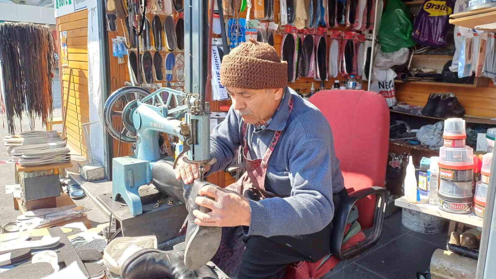 Köşkerden sitem: “Her şey tek kullanımlık oldu. Al, kullan, at”