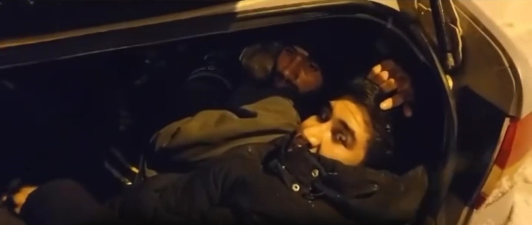 Van’da otomobil bagajında 6 düzensiz göçmen yakalandı