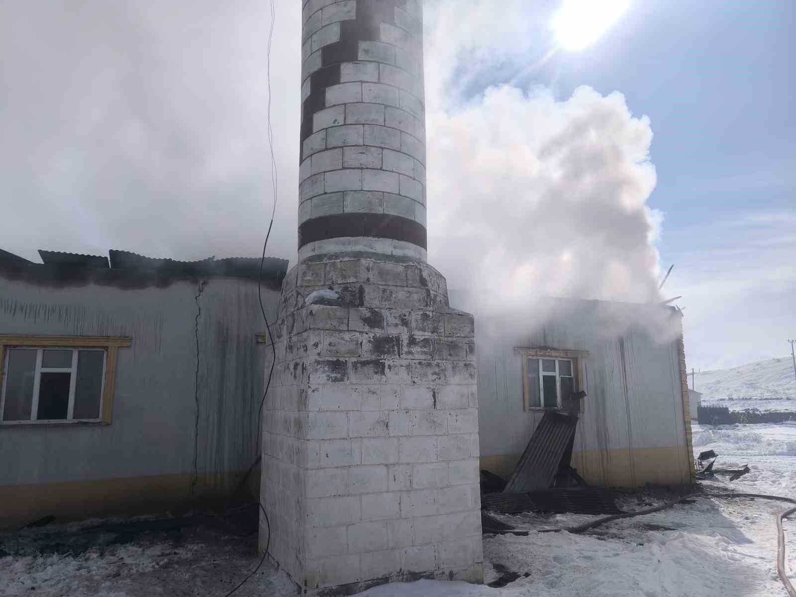 Van’da cami yangını!