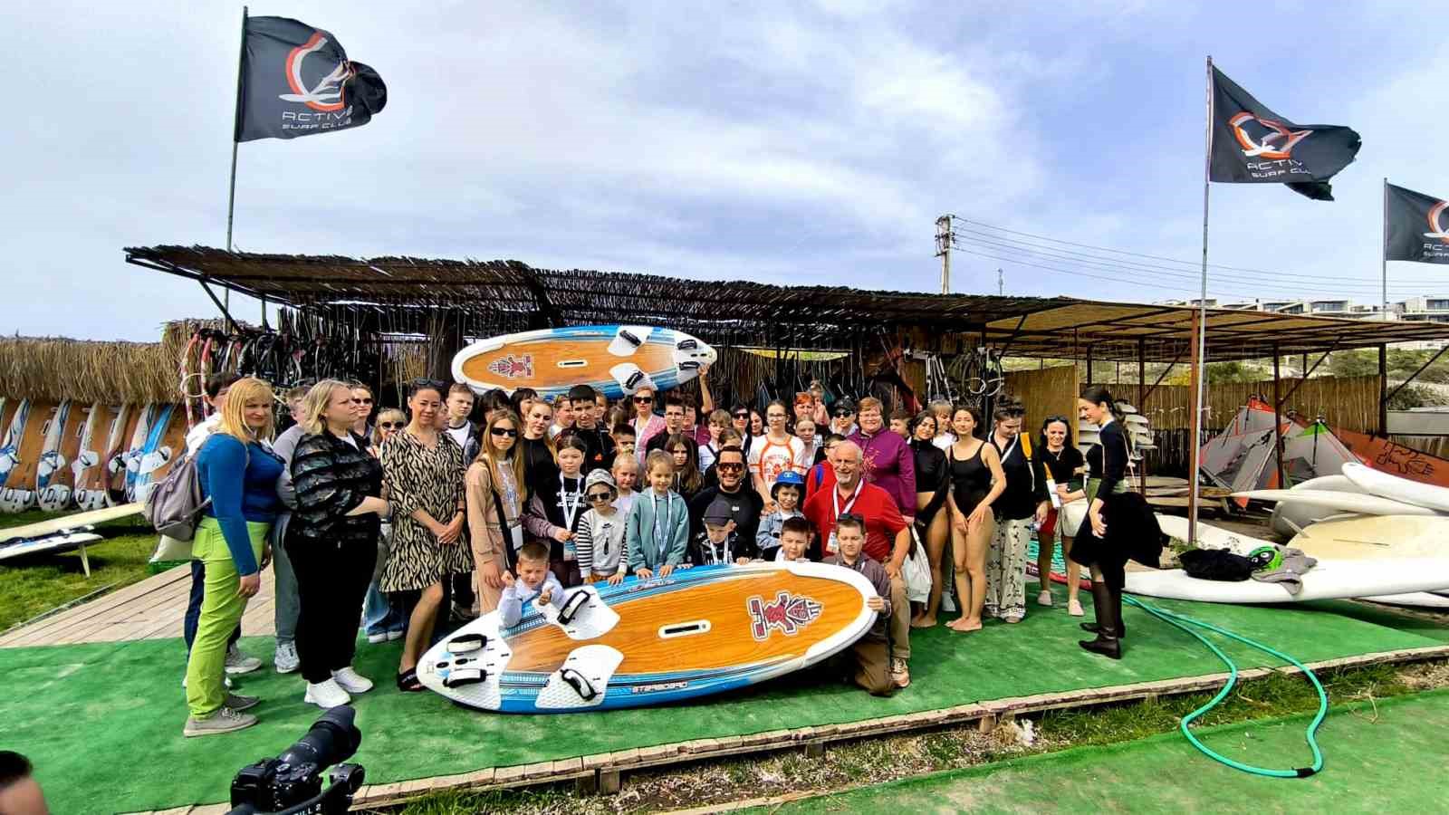 Ukraynalı çocuklara Çeşme’de sörf keyfi