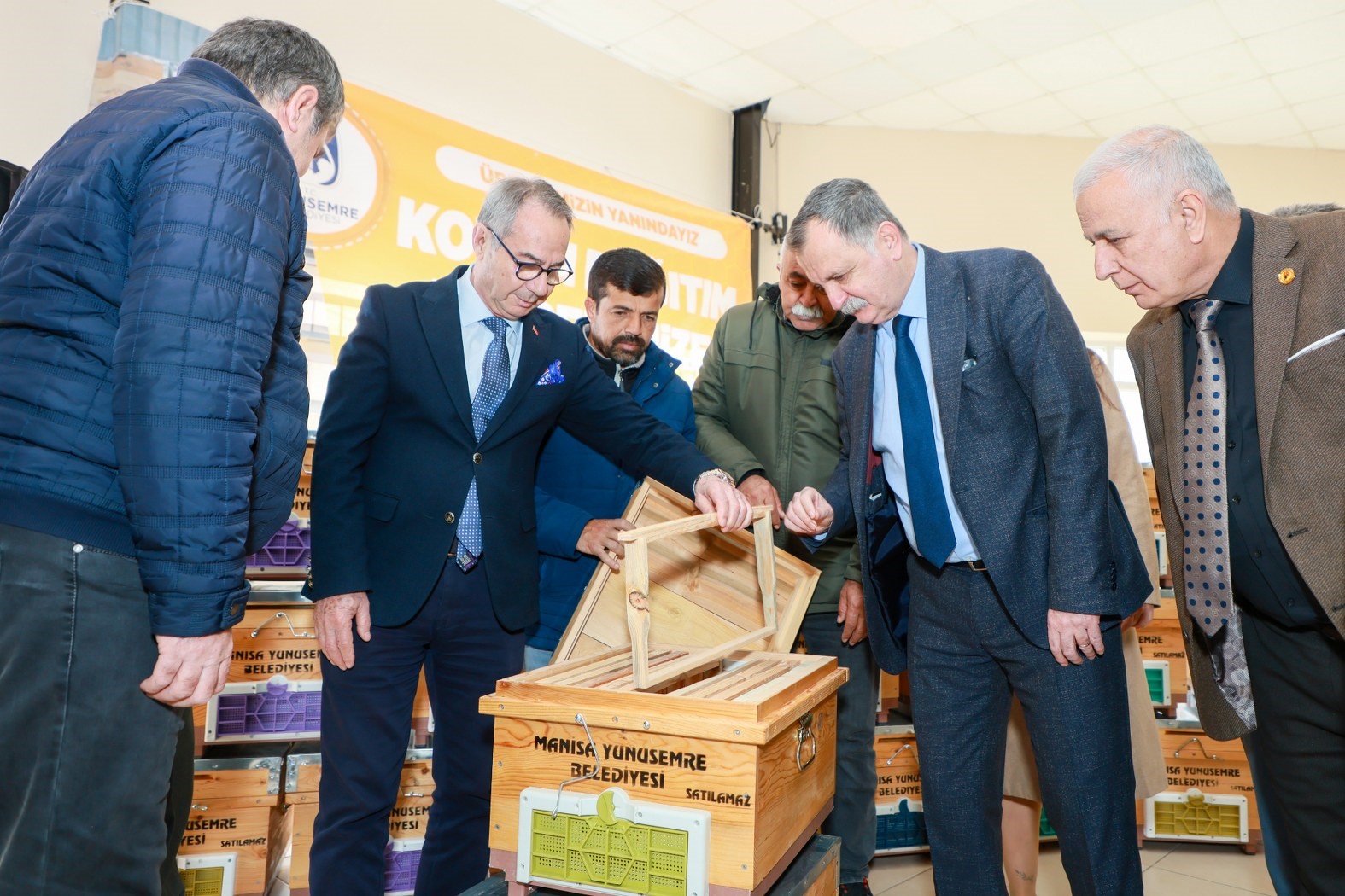 Hükümlülerin ürettiği kovanlar üreticilere dağıtıldı