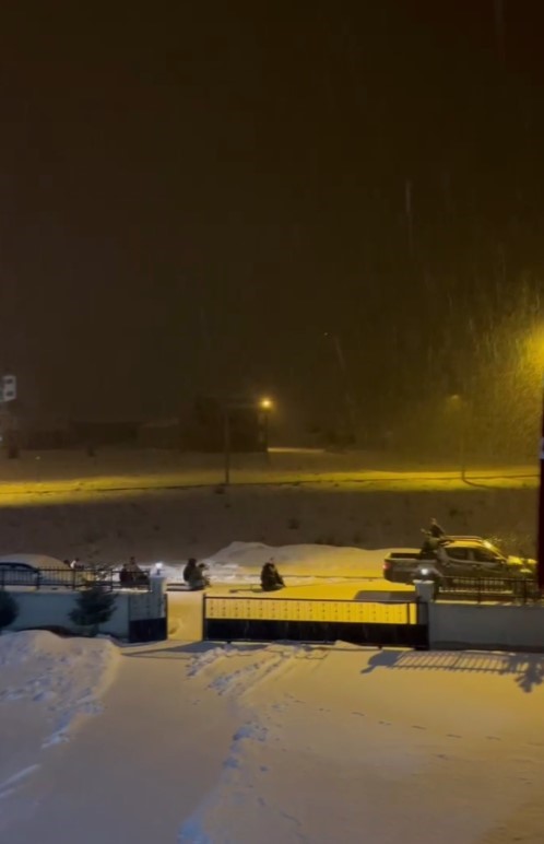 Aracın arkasına bağladıkları lastiklerle ilçeyi turladılar