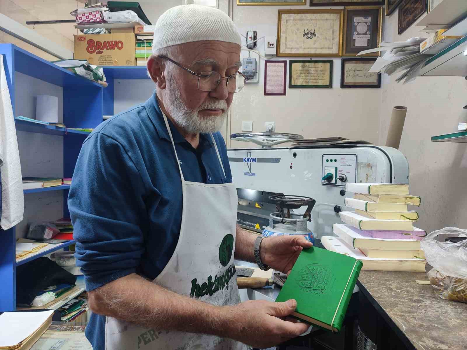 Babasından devraldığı ciltçiliği sürdürüyor