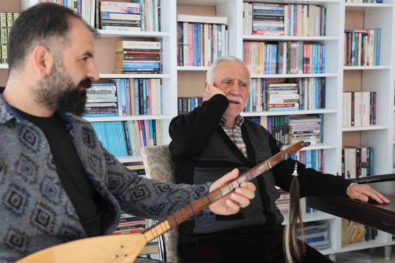 71 yaşında aynı hoyrat aynı tutku, 27 yıl sonra seslendirdiği eser milyonlarca izlendi