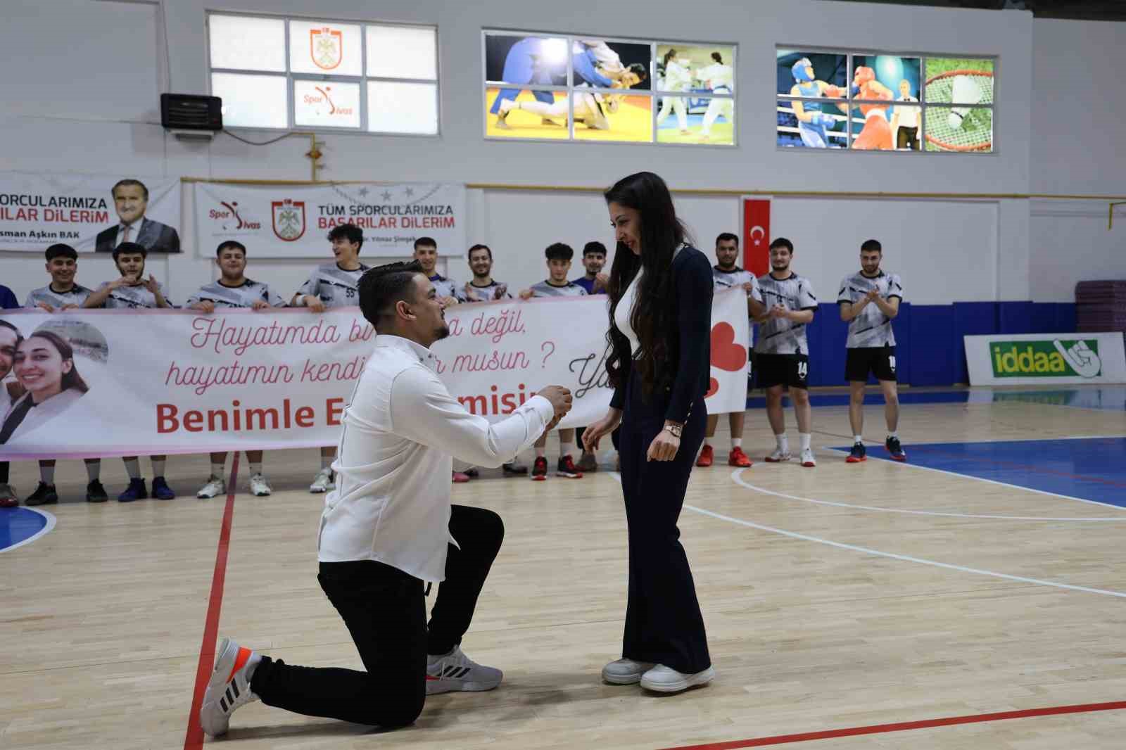 Hentbol maçında sürpriz evlilik teklifi