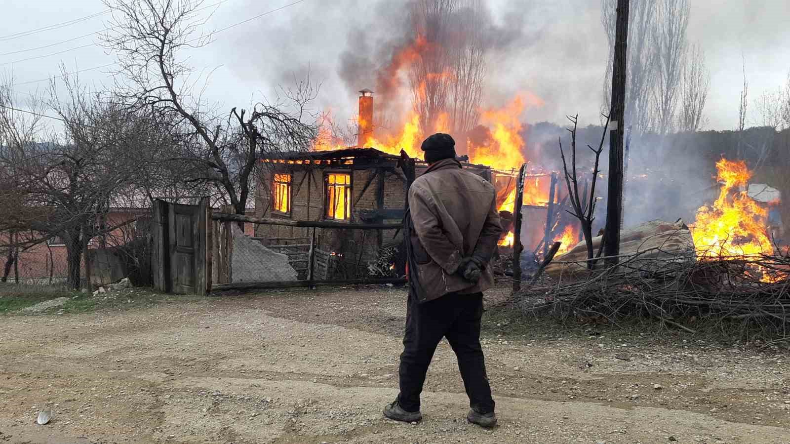 Ev ve ahır alev alev yandı