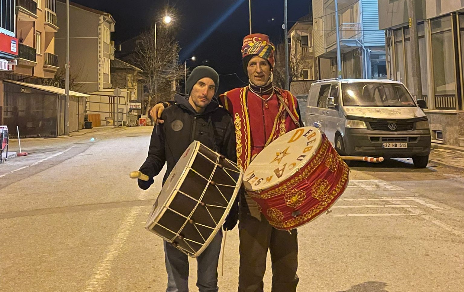 Mahallelileri 39 yıldır manileriyle sahura kaldırıyor