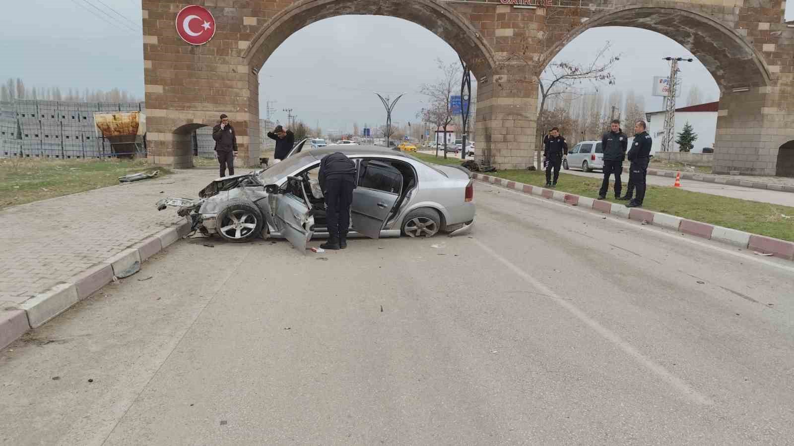 Otomobil ilçe girişindeki kemerin ayağına çarptı: 3 yaralı