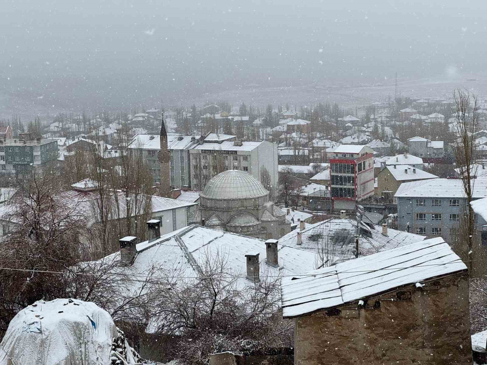 Başkale beyaza büründü