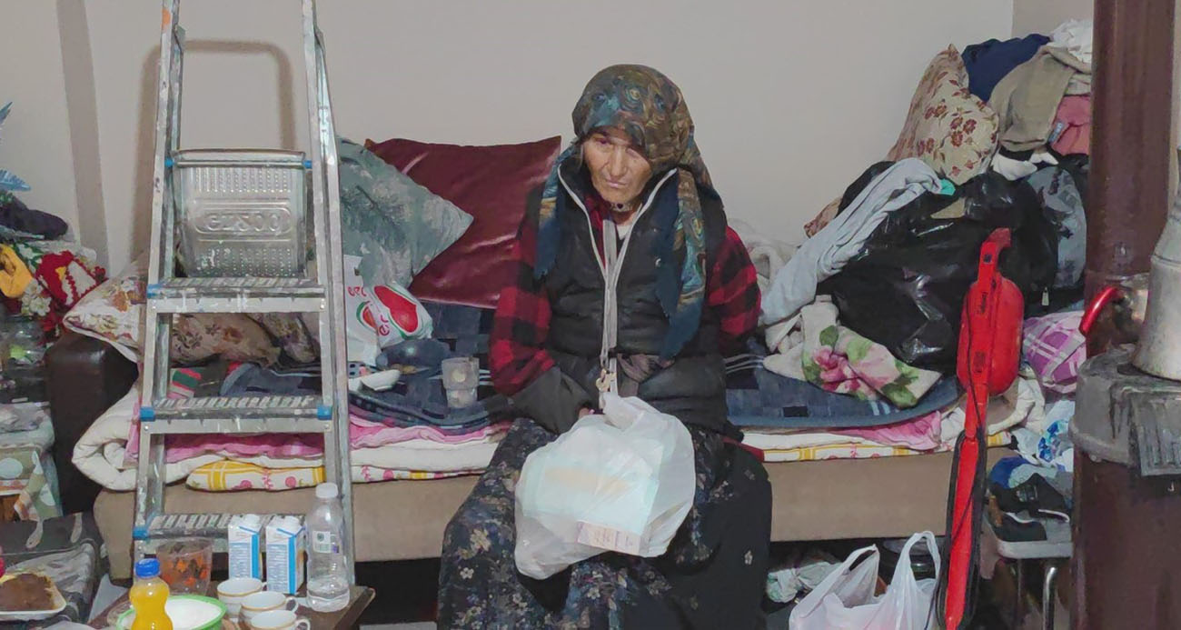 Yaşlı kadının evinden 6 kamyon çöp çıktı