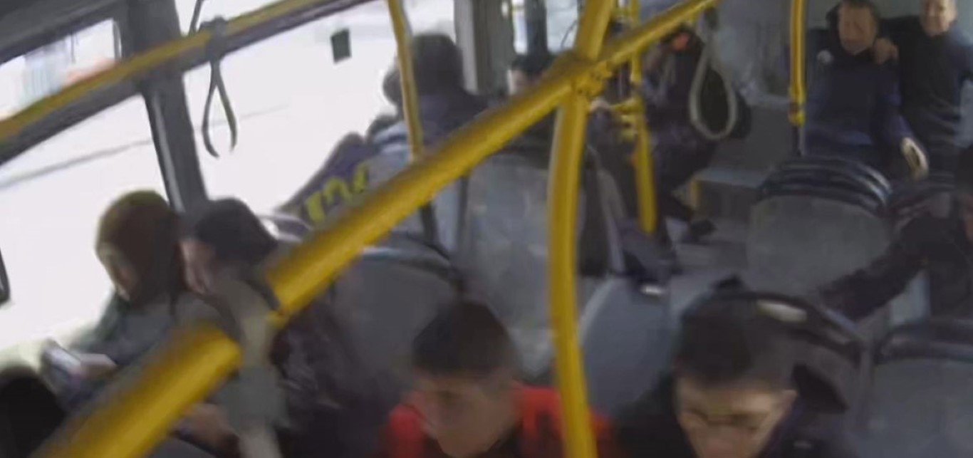 Belediye otobüsünde çığlık çığlığa dehşet anları kamerada…11 yaralı