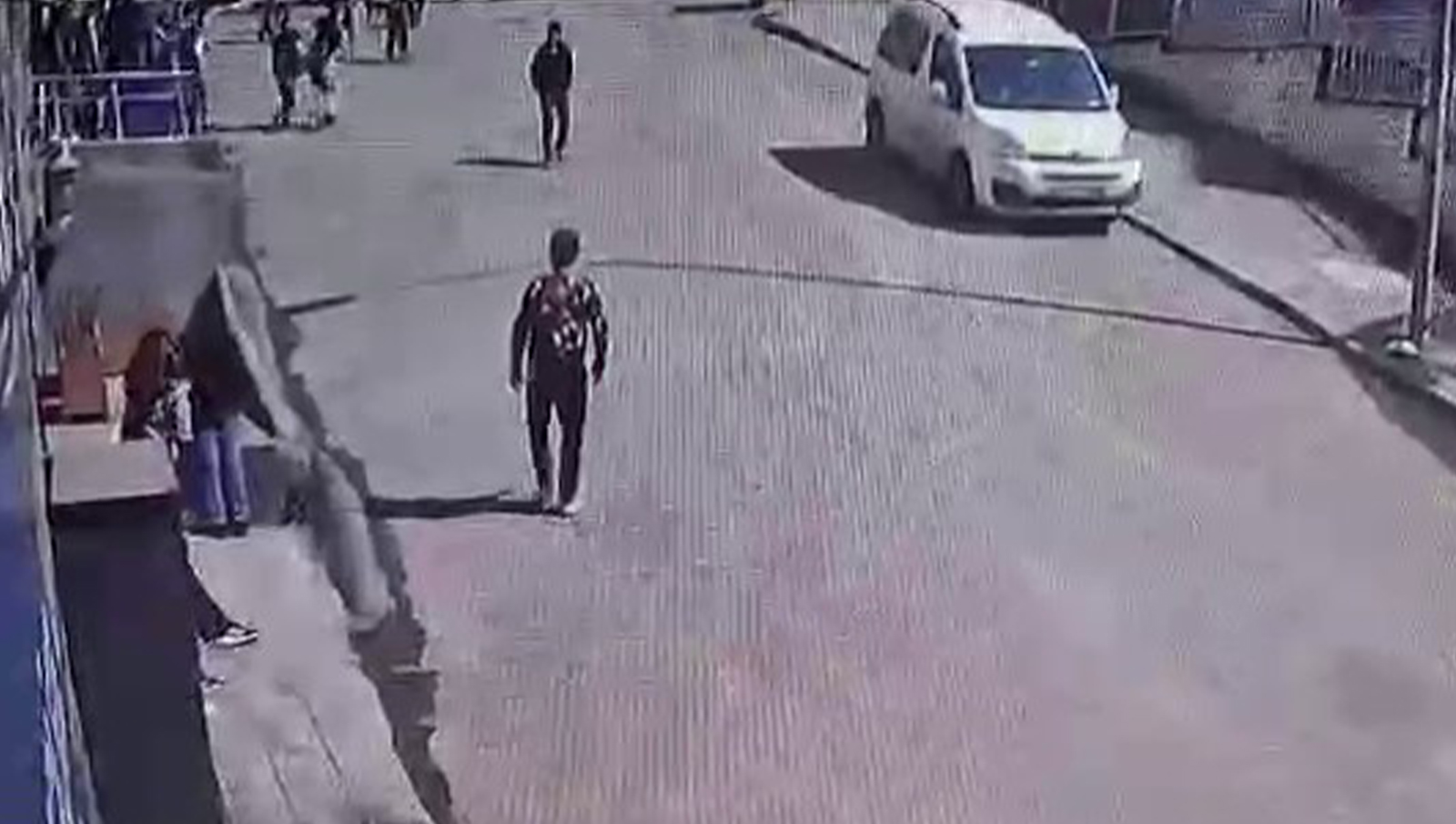 Şaka yapmak istedi: Patlayan torpil parçası kızın gözüne geldi