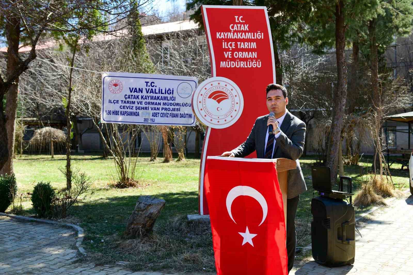 Çatak’ta çiftçilere yüzde 80 hibe ile fidan dağıtımı yapıldı