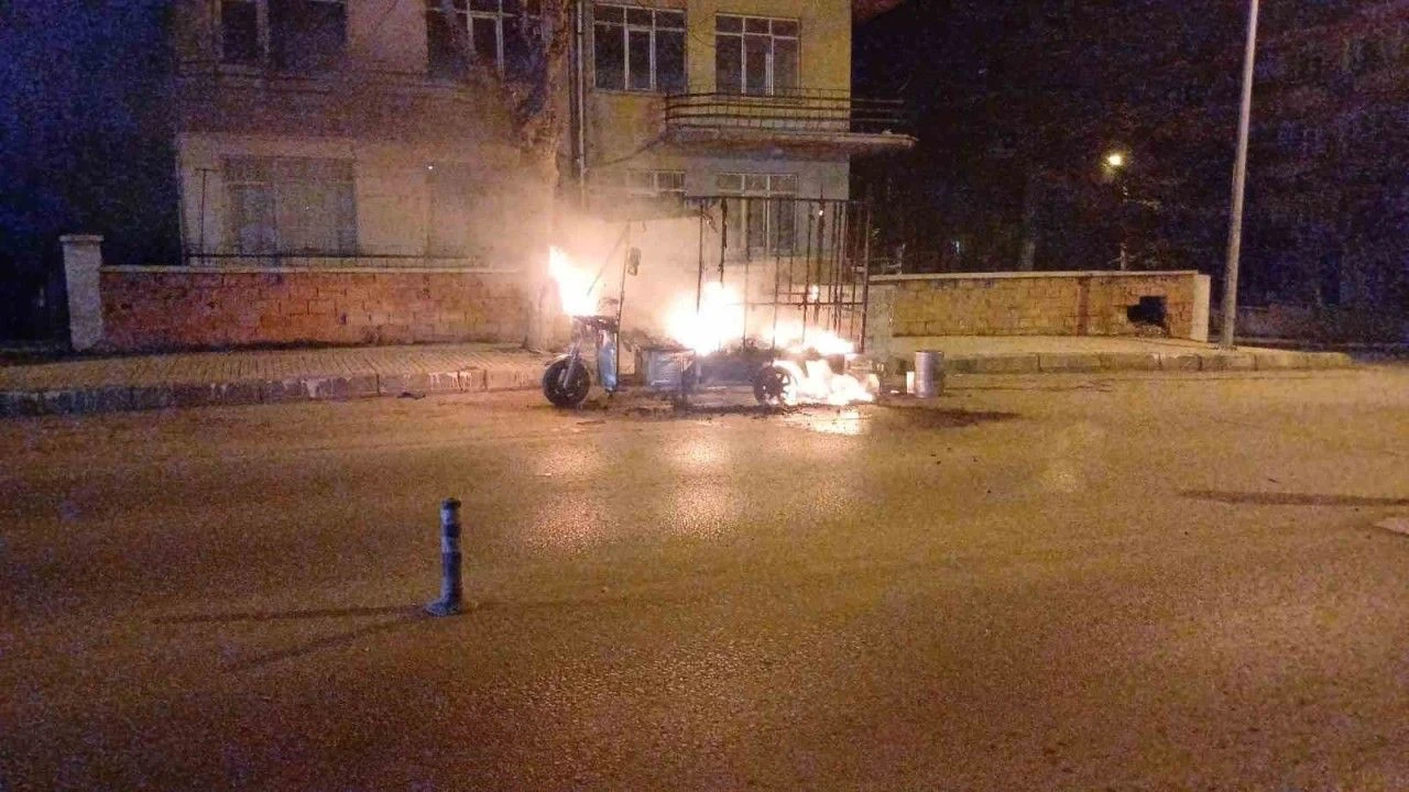 3 tekerlekli motosiklet alev alev yandı