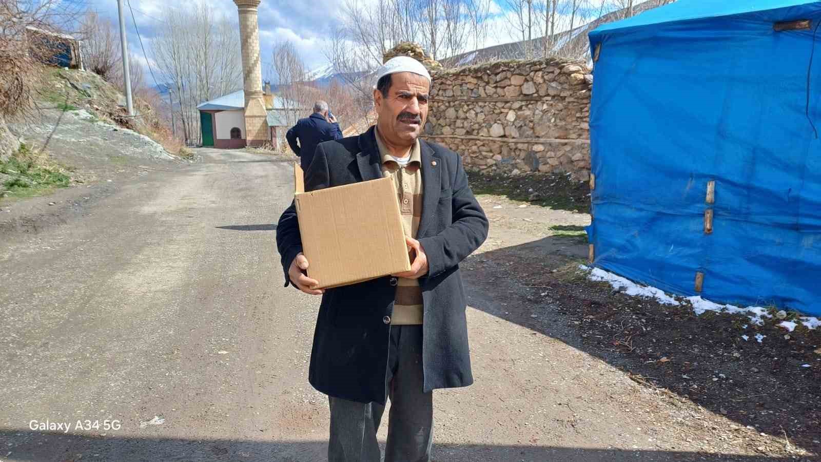 Polis memurundan dar gelirli ailelere bayram şekeri