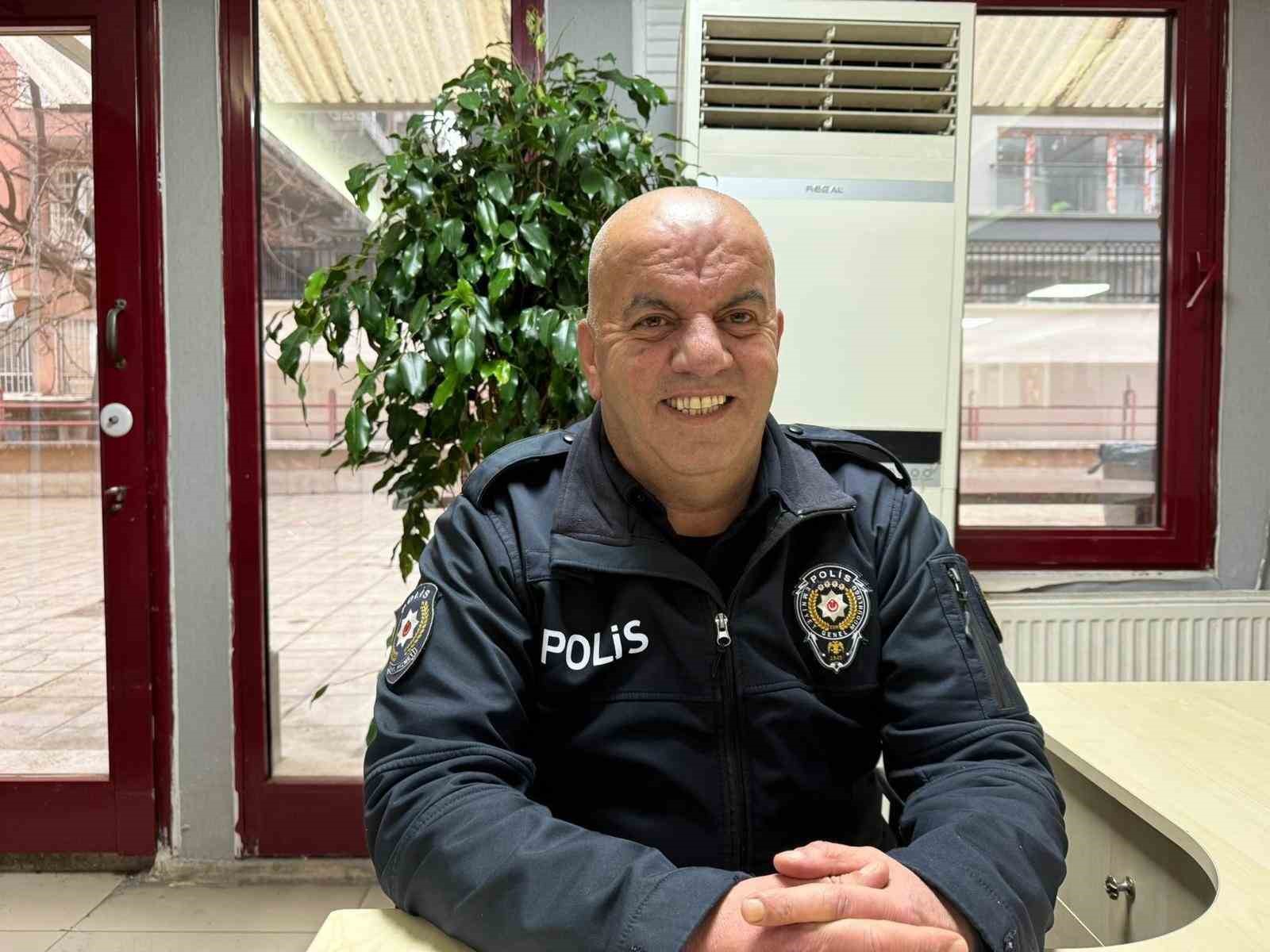 Polis memurundan dar gelirli ailelere bayram şekeri