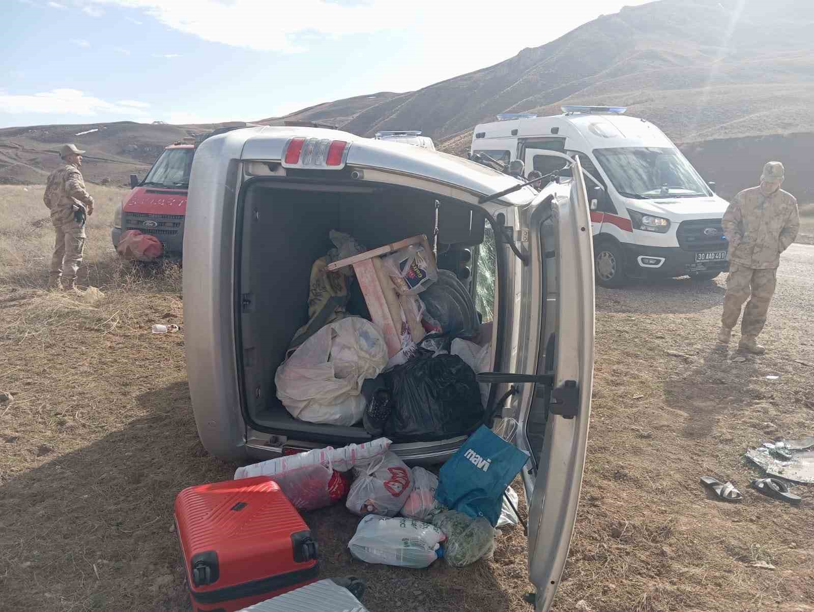 Yüksekova-Van karayolunda trafik kazası: 3 yaralı
