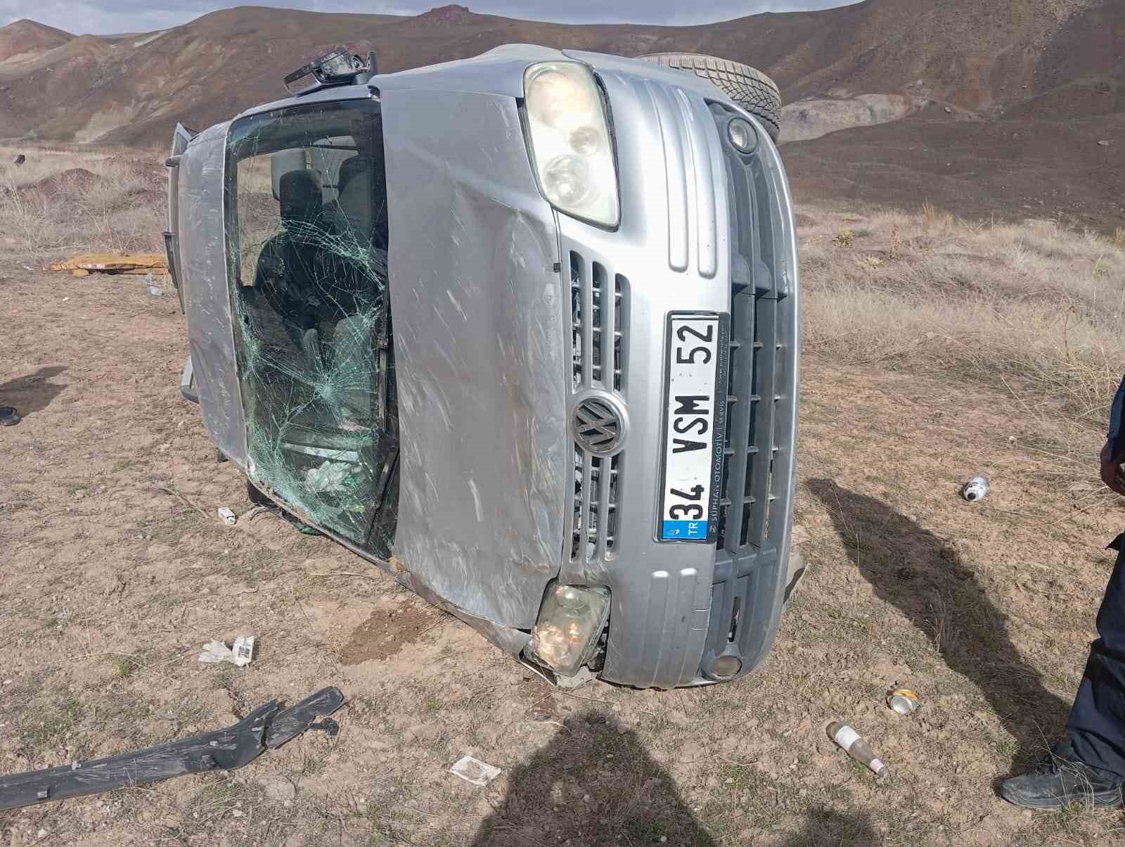 Yüksekova-Van karayolunda trafik kazası: 3 yaralı