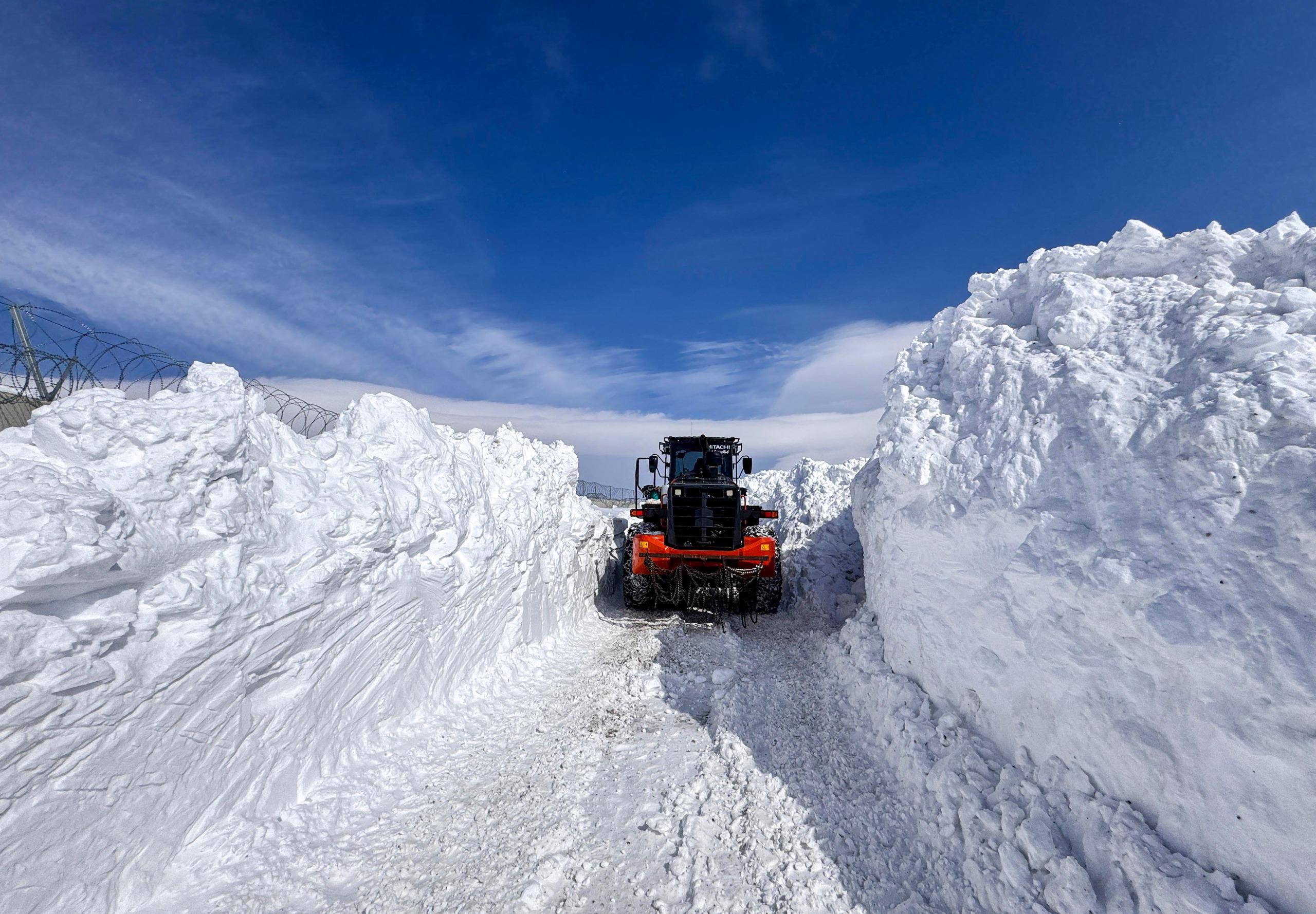 Van-İran sınırında karla mücadele