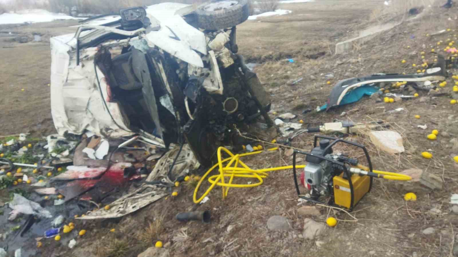 Minibüs şarampole devrildi; 2 yaralı