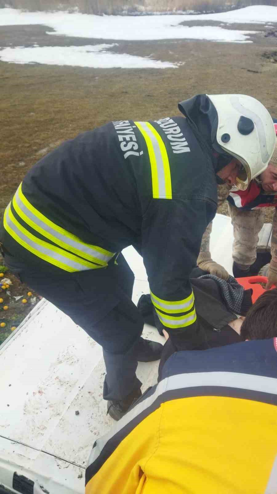 Minibüs şarampole devrildi; 2 yaralı