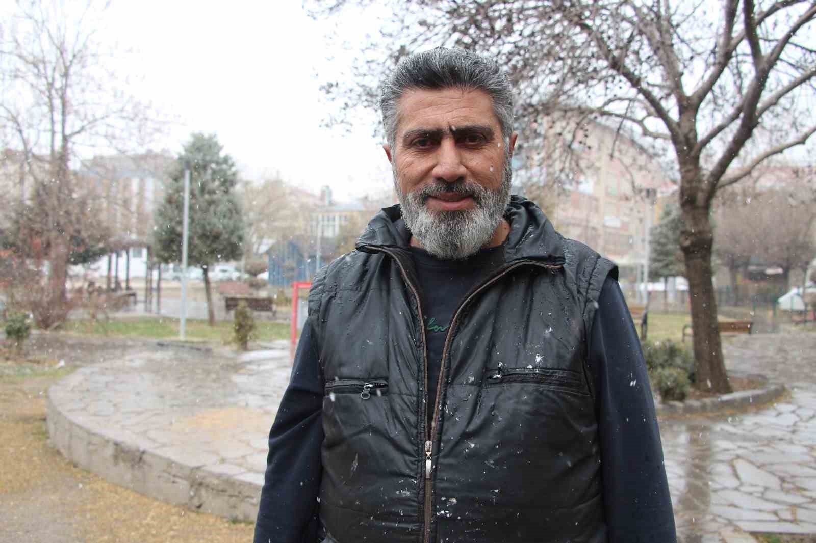 Van’da binlerce güvercini besleyen esnaf, kuşlara çocukları gibi bakıyor