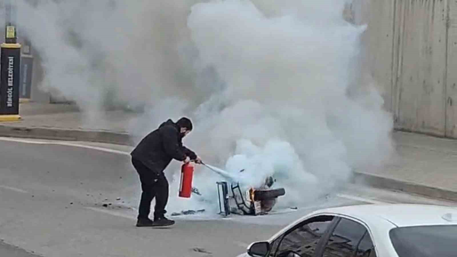 Bingöl’de seyir halindeki motosiklet alevlere teslim oldu