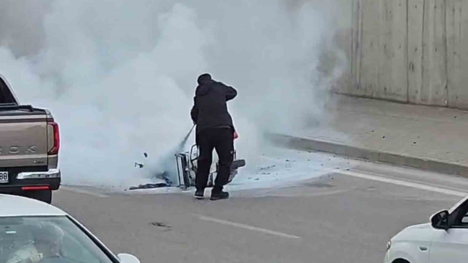Bingöl’de seyir halindeki motosiklet alevlere teslim oldu