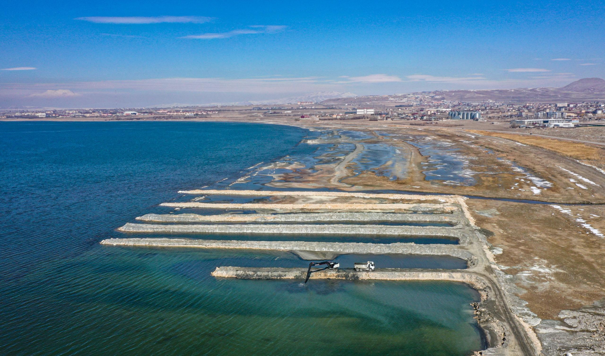 Van Gölü’nde dip çamuru temizliği yeniden başladı