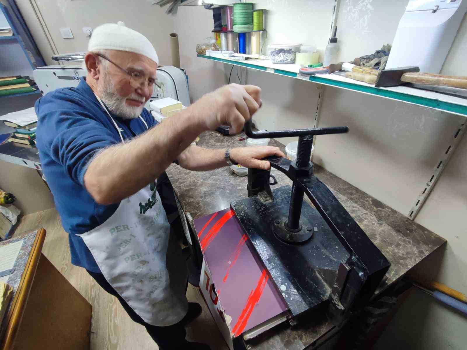 Babasından devraldığı ciltçiliği sürdürüyor