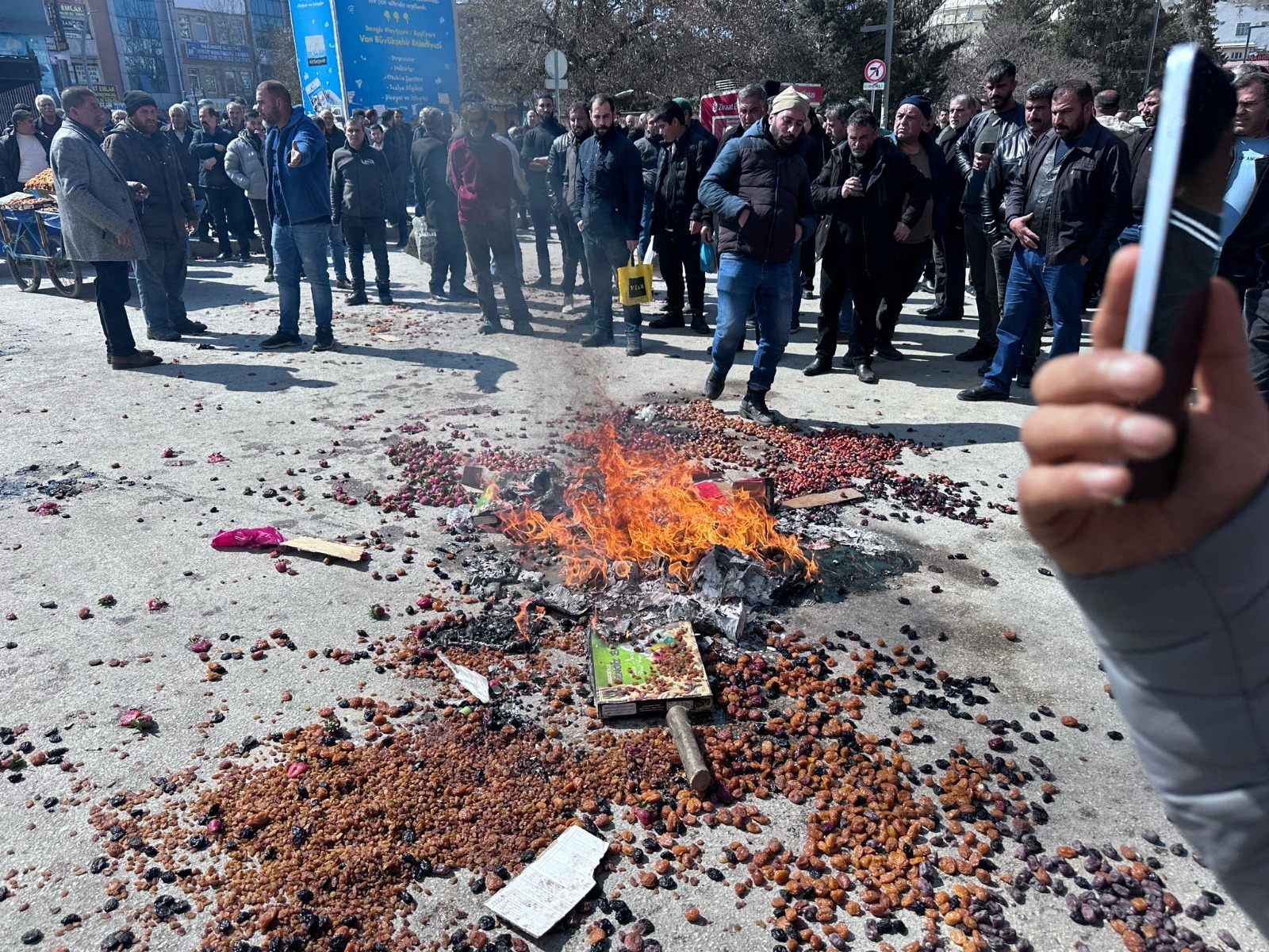 Van’da seyyar satıcılara denetim: Gerginlik ve arbede yaşandı
