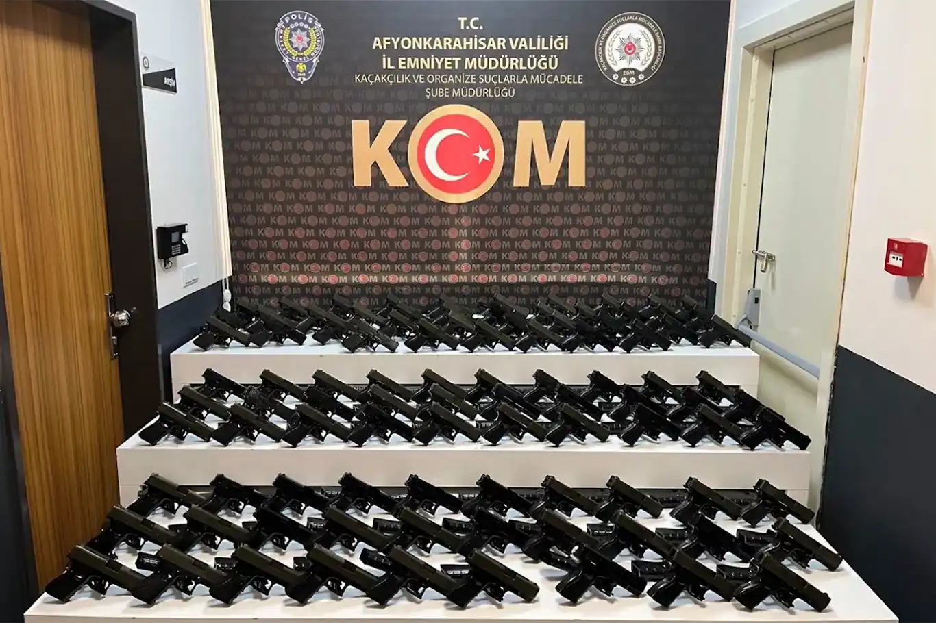 Binlerce tabanca ve silah tamamlayıcı parça ele geçirildi