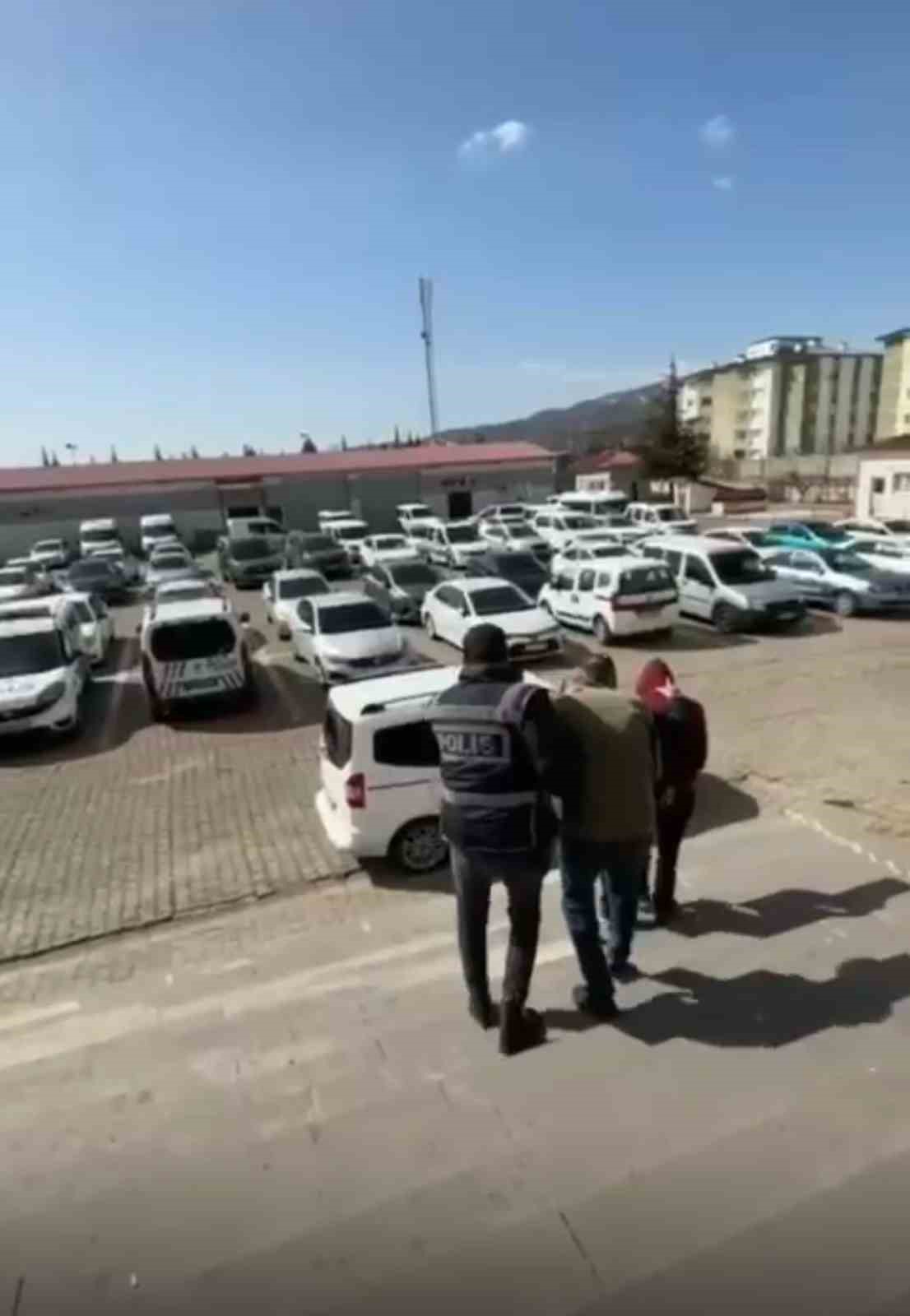 Çaldıkları araçla kaza yapıp kaçtılar