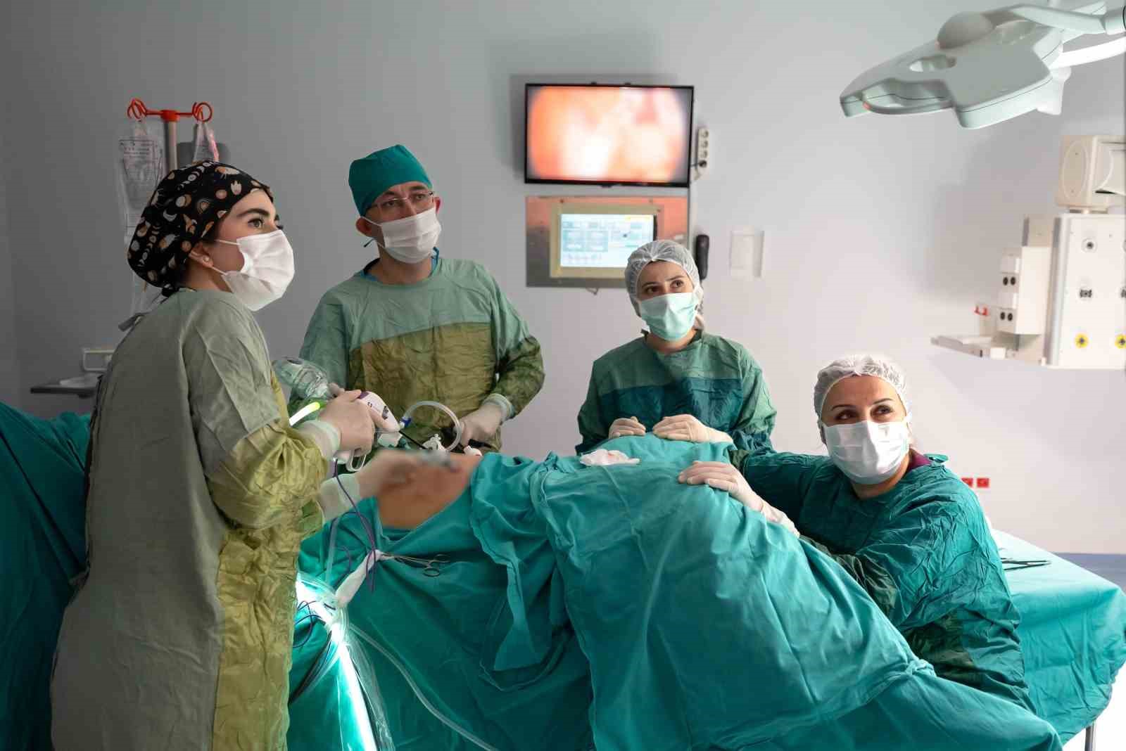 Karın ağrısıyla gitti, rahminden 7 kiloluk tümör çıktı