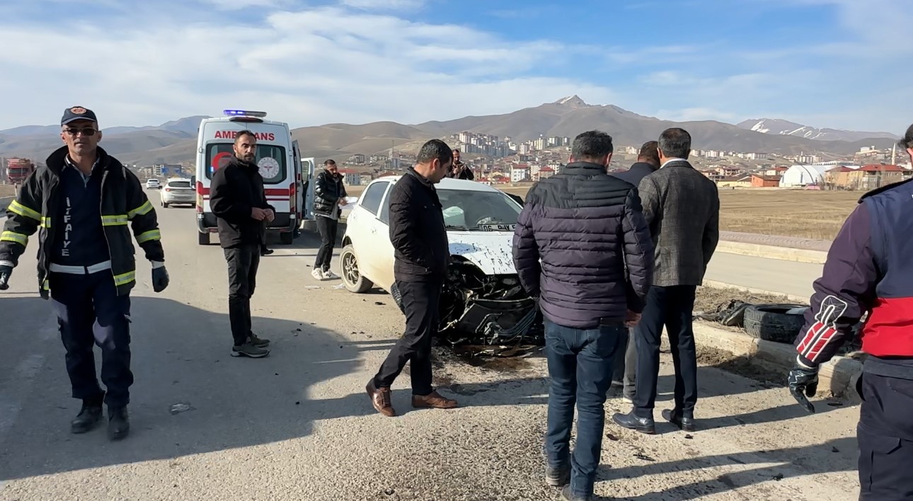Yüksekova’da kaldırıma çarparak savrulan aracın sürücüsü yaralandı