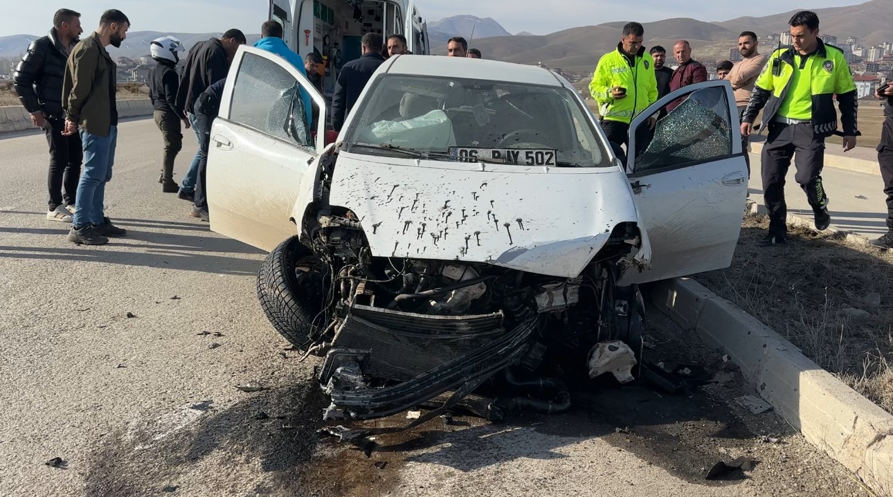 Yüksekova’da kaldırıma çarparak savrulan aracın sürücüsü yaralandı