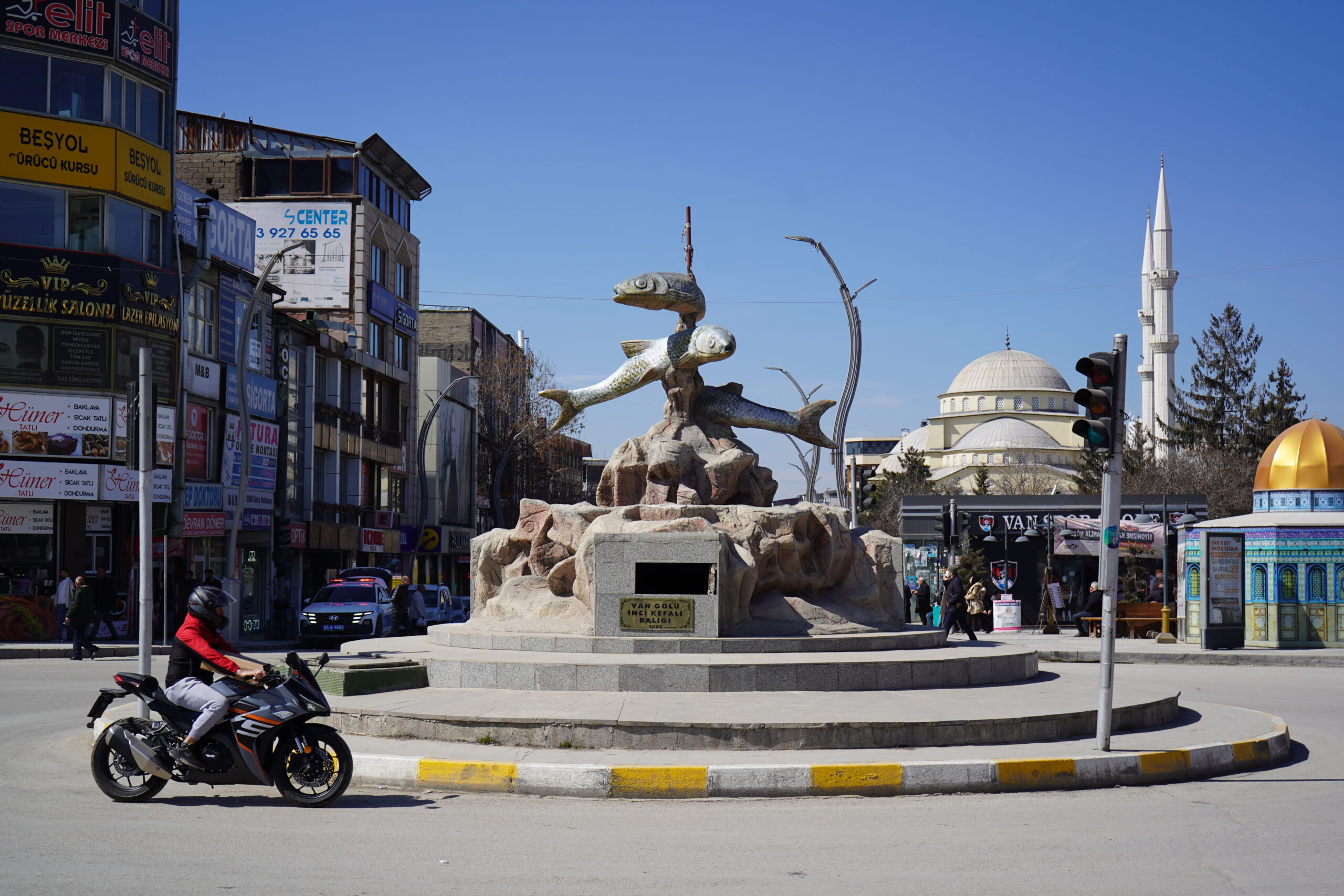 Van’daki İnci Kefali Heykeli bakımsızlık nedeniyle çürümeye başladı