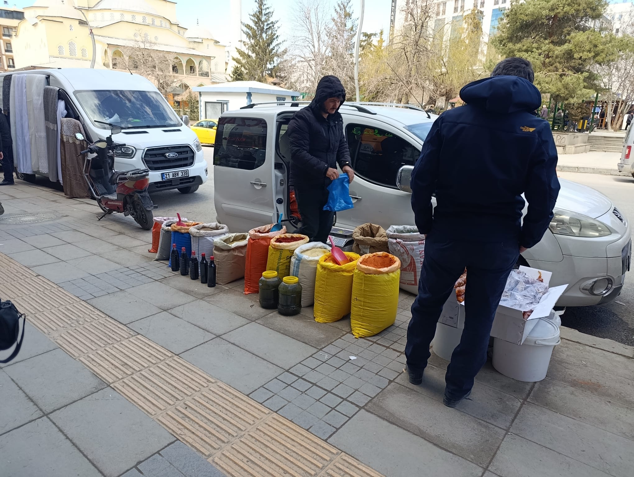 Van’da açıkta satılan baharatlar, tehlike saçıyor