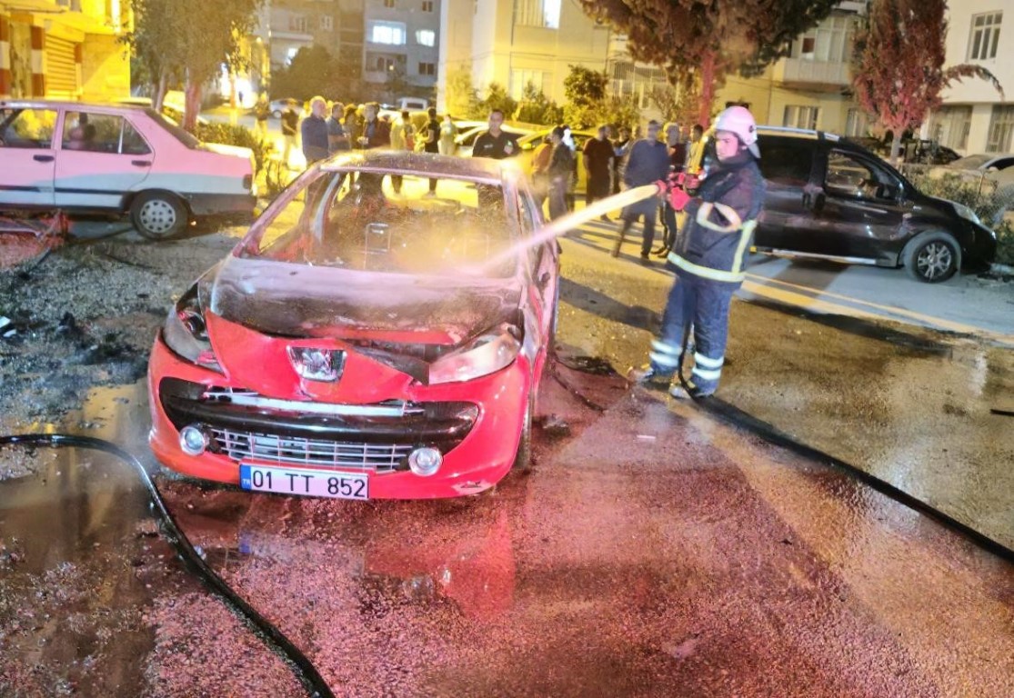 Psikolojim bozuk diyerek, annesinin arabasını yaktı