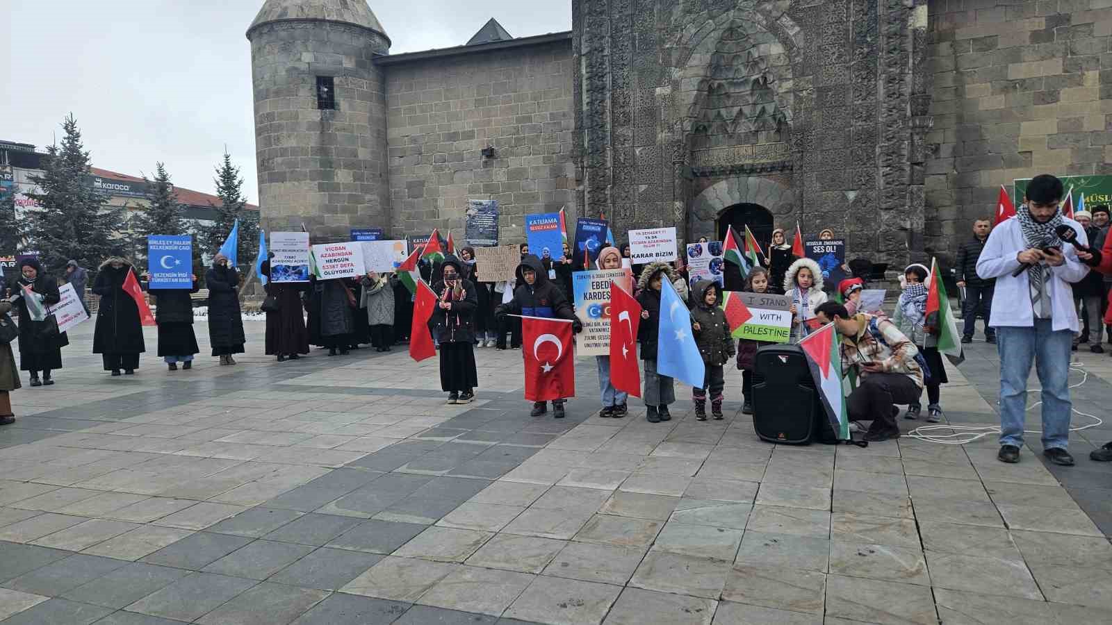 Sağlık çalışanları sessiz yürüyüşlerini sürdürdü