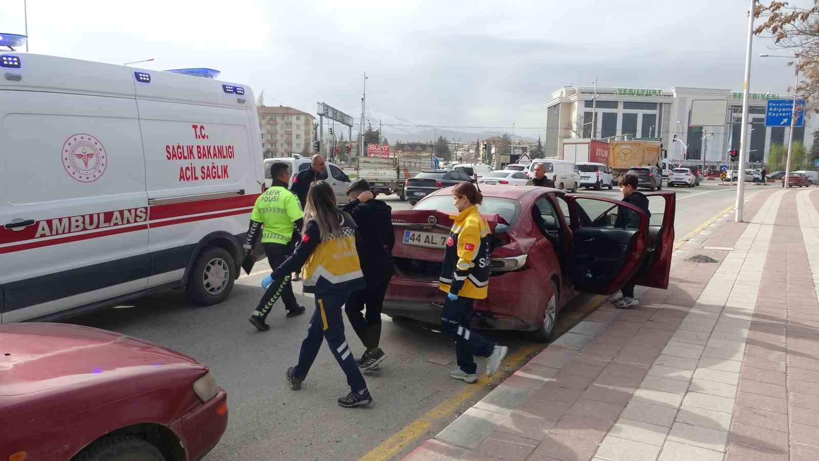 Alkollü sürücü ışıkta bekleyen araçlara çarptı: 1 yaralı