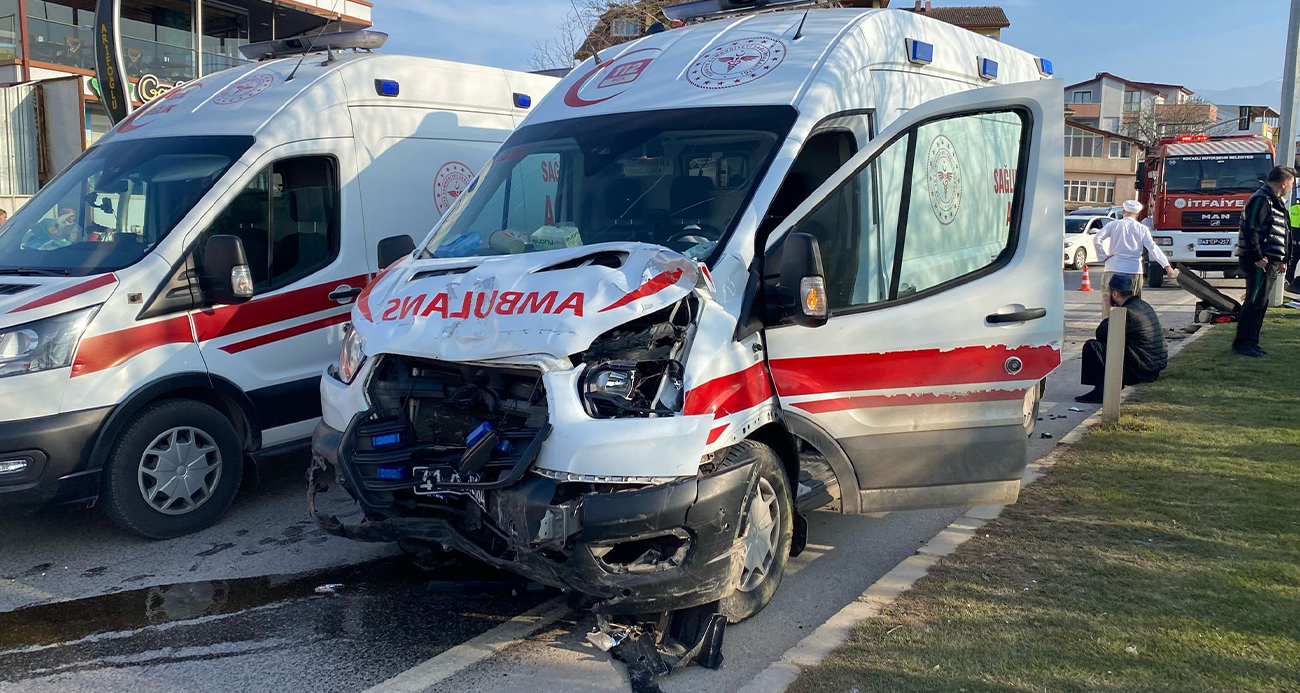 Hamile kadını taşıyan ambulans kaza yaptı:5 yaralı
