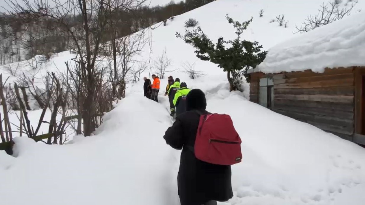 8 gündür mahsur kalan kalp hastası adam ve eşi kurtarıldı