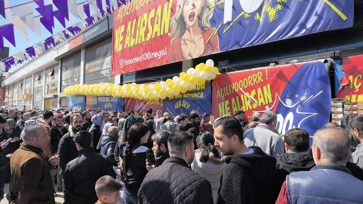 Ucuz alışveriş çılgınlığı izdihama neden oldu