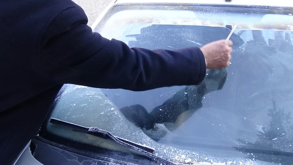 Termometreler eksi 10’u gördü, araçların camları dondu