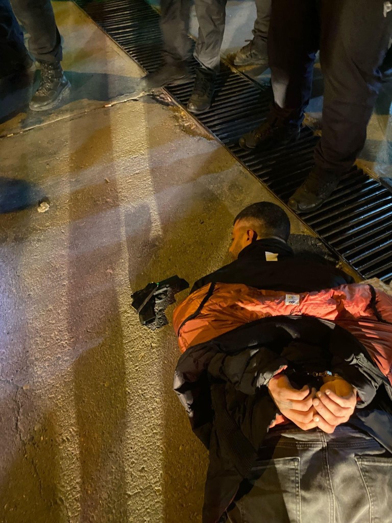 “Halay başı” anlaşmazlığı yaşadılar, çelik yelek giyip ev kurşunladılar!