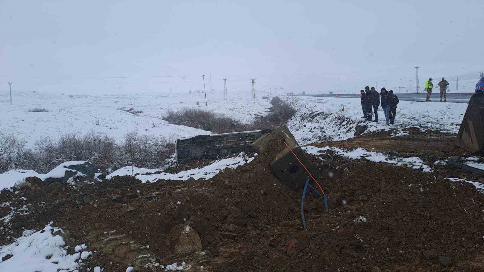 Bingöl’de işçileri taşıyan transit şarampole yuvarlandı: 2’si ağır 9 yaralı