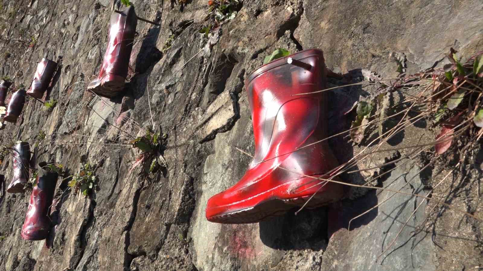 Çizmeleri saksı yaptı, taş duvarı renklendirdi