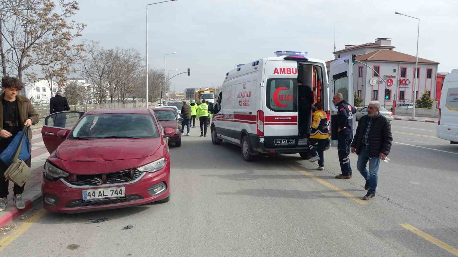 Alkollü sürücü ışıkta bekleyen araçlara çarptı: 1 yaralı